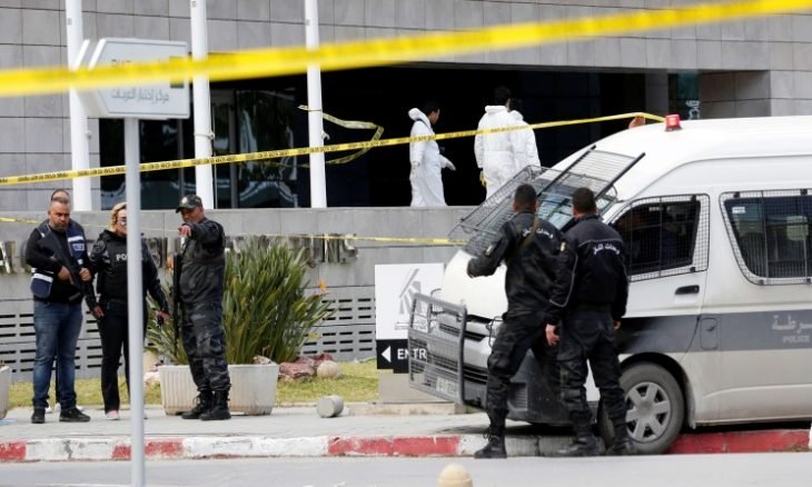 مقتل إرهابيين وضابط شرطة بتفجير قرب السفارة الأمريكية في تونس