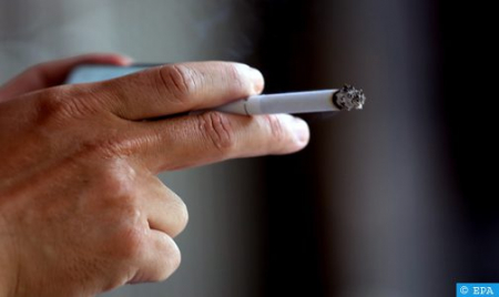 التدخين يزيد من احتمال الإصابة بفيروس كورونا ونقل العدوى للآخرين (منظمة الصحة العالمية)