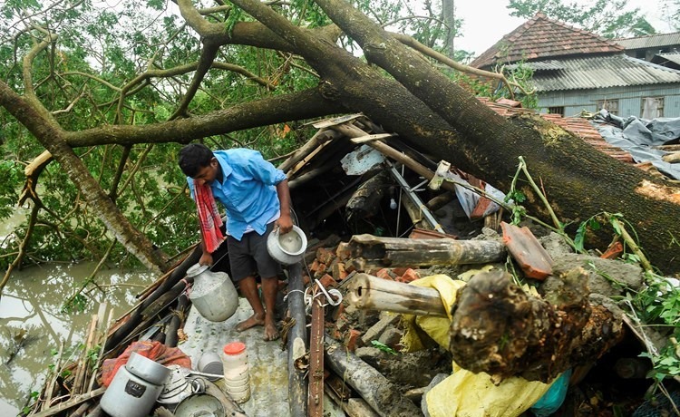 عشرات القتلى والمصابين واقتلاع أشجار وأعمدة كهرباء وجدران وأسطح في بنغلاديش والهند بسبب الإعصار أمبان