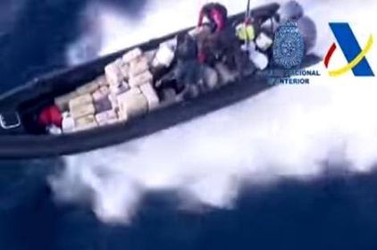 الشرطة الإسبانية تعتقل مهربي مخدرات في عرض البحر بعد مطاردة هوليودية