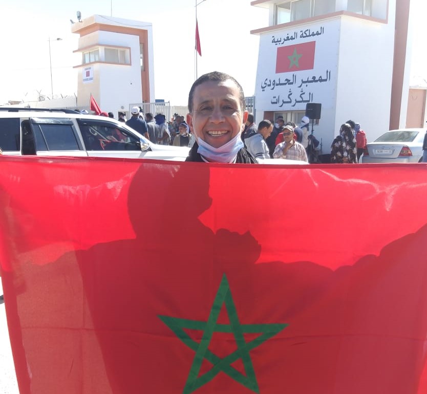 من قلب الكركرات الفنان الكبير ونجم الاغنية المغربية محمد الغاوي يغني الصحراء مغربية : أول فنان مغربي في الكركرات