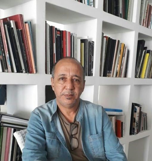 الصحفي والكاتب محمد معتصم ضيفا على اذاعة مراكش الجهوية لمناقشة كتابه ” في محراب التشكيل ، مقامات حوارية .”
