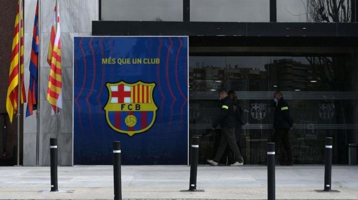 الشرطة الإسبانية تداهم مقر نادي برشلونة