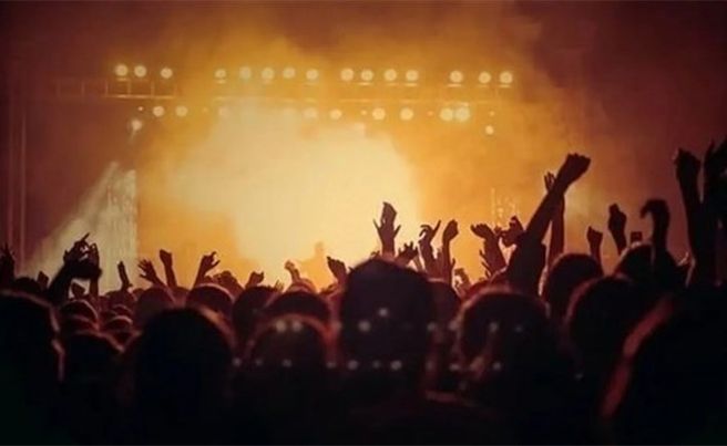 حفل موسيقي حاشد في برشلونة بدون تباعد اجتماعي يوم 27 من مارس الجاري