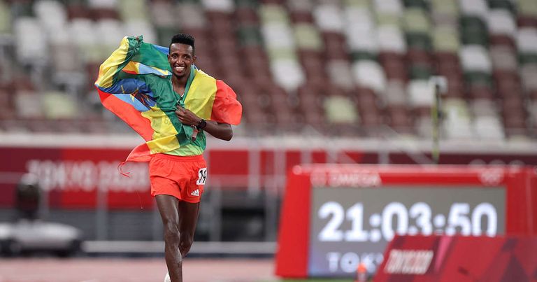 العداء الإثيوبي باريجا يفوز بذهبية عشرة آلاف متر واستبعاد أمريكا من سباق التتابع المختلط
