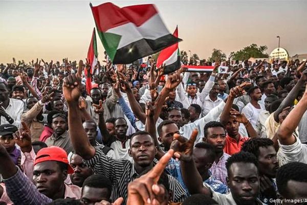 الآلاف يتظاهرون في السودان مع تفاقم الأزمة السياسية