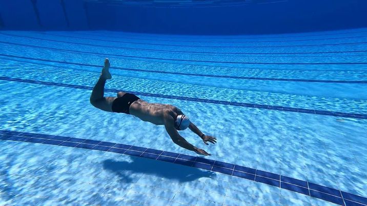 حقق رقمين عالمين في يوم واحد: مصري بساق واحدة يسبح أطول مسافة بنفس واحد