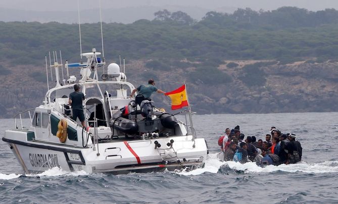عناصر البحرية الاسبانية تنقذ ثلاثة مهاجرين مغاربة