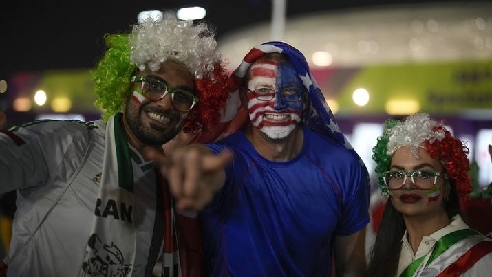 حديث الصورة: أجواء رائعة بين جماهير إيران وأمريكا قبل المباراة وخلالها وبعدها
