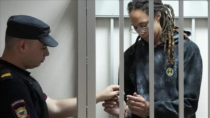 إطلاق سراح لاعبة كرة السلة الأمريكية بريتني غراينر في صفقة تبادل سجناء بين روسيا والولايات المتحدة