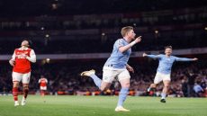 Manchester City's Belgian midfielder Kevin De Bruyne (C) celebrates his team first goal during the English Premier League football match between Arsenal and Manchester City at the Emirates Stadium in London on February 15, 2023. (Photo by Ian Kington / IKIMAGES / AFP) / RESTRICTED TO EDITORIAL USE. No use with unauthorized audio, video, data, fixture lists, club/league logos or 'live' services. Online in-match use limited to 120 images. An additional 40 images may be used in extra time. No video emulation.
