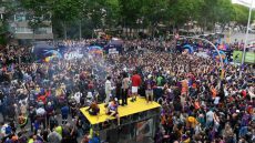 الآلاف من سكان برشلونة يحتفلون ببطل الدوري الإسباني