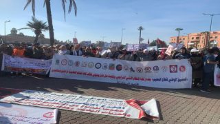 مئات  الأساتذة يحتجون بساحة باب دكالة بمراكش