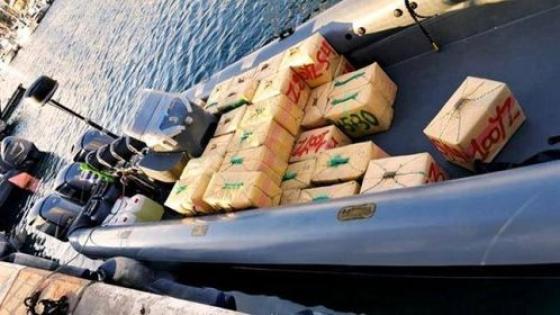 ضبط نصف طن من مخدر الشيرا بعرض ساحل القصر الصغير وتوقيف مهربيْن