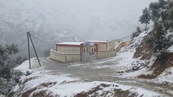 رجال التعليم بمؤسسات بإقليم الحسيمة محاصرة بالثلوج يطلبون النجدة