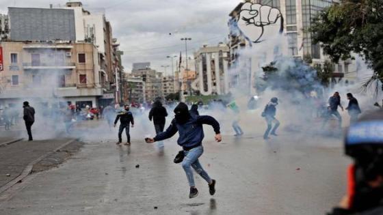 احتجاجات لبنان.. حرق مبنى بلدية طرابلس و112 جريحاً