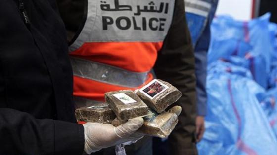 فرقة مكافحة العصابات التابعة للمصلحة الولائية للشرطة القضائية بمدينة فاس تعتقل شخصا و تحجز أزيد من نص طن من مخدر الشيرا