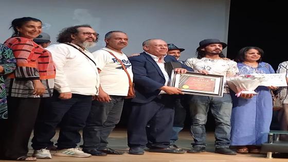 الطاهر الطويل في حفل تتويج الإعلامي والفنان أحمد بوعروة بجائزة الصحافة: إذاعة عين الشق أثرت فيه كثيرا في مساره الإعلامي والثقافي وهو صغير