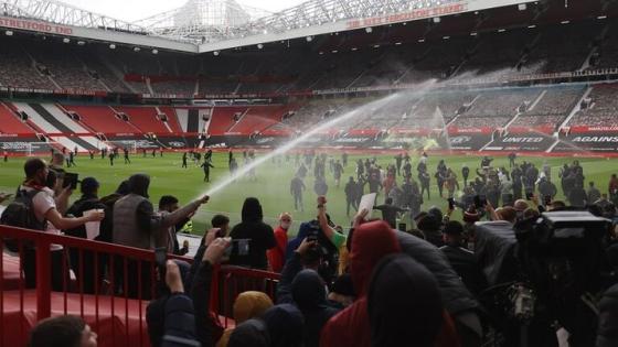 تأخر مباراة ليفربول بسبب اقتحام جماهير مانشستر يونايتد ملعب أولد ترافورد
