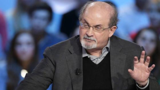 الكاتب سلمان رشدي يتعرض للطعن بعنقه بهجوم على المسرح أثناء مناسبة في نيويورك