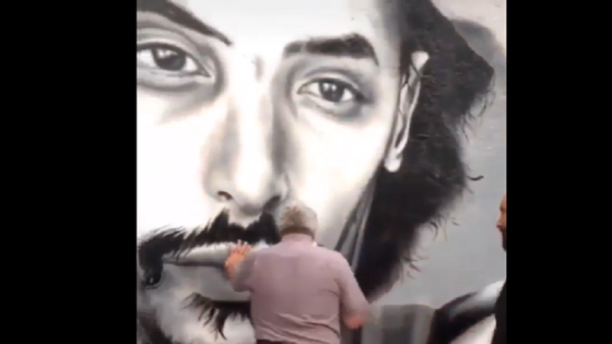 والد “الشاب المحروق ظلما” يذرف الدموع بعد الكشف عن جدارية ابنه