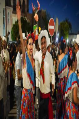 زاكورة تتألق بإيقاعات العالم: كرنفال الفنون الشعبية يضيء ليالي مهرجان “فيكاب”