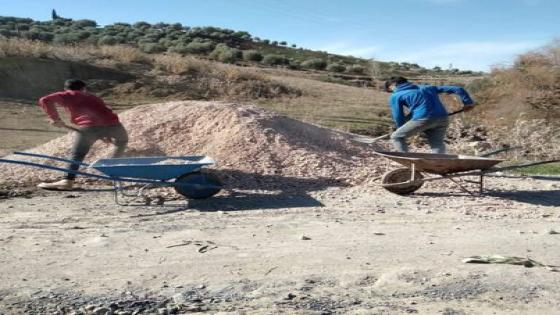 شباب جماعة أولاد باير بإقليم تازة يقوم بإصلاح الحفر؟