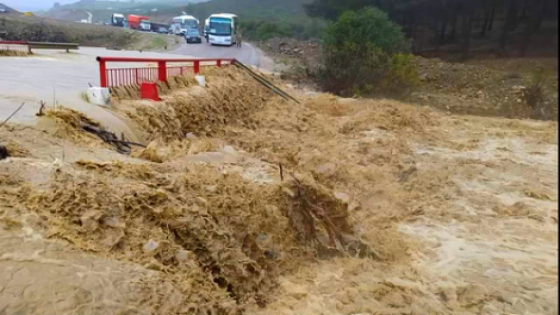 الأمطار تقطع الطريق بين تطوان والحسيمة