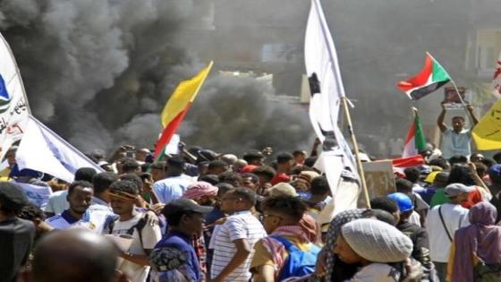 السودان: قوات الأمن تستخدم قنابل مسيلة للدموع في مواجهة احتجاجات جديدة ضد الانقلاب شارك فيها الآلاف