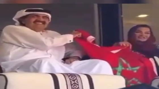 امير قطر يحمل الراية المغربية