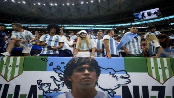 حديث الصورة: جماهير الأرجنتين ترفع صور مارادونا وتحتفل بالتأهيل و بخروج البرازيل