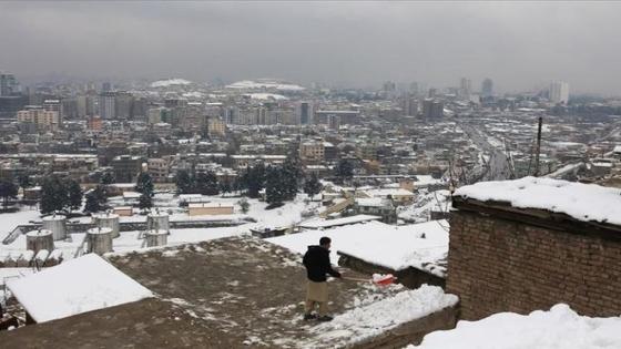 برد الشتاء القارس يودي بحياة أكثر من 160 أفغانياً