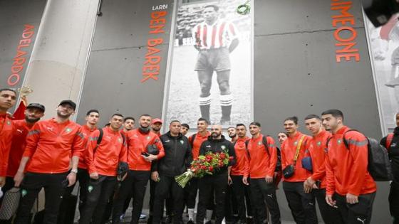 تكريم المرحوم العربي بن امبارك قبل مباراة المغرب والبيرو المنتهية بالتعادل السلبي