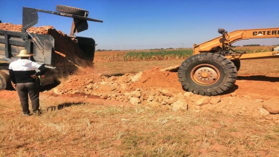 ساكنة دواوير جماعة القواسم بإقليم الجديدة تطالب الجهات المسؤولة التدخل الفوري للوقوف على حقائق انجاز المسالك الطرقية؟