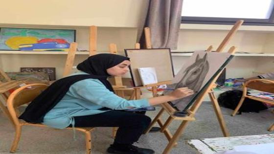 الفنانة التشكيلية الواعدة أريج الكردودي تبدع في معرض الفرس بالجديدة
