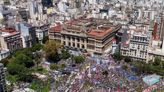 الأرجنتينيون يتظاهرون ضد إجراءات الرئيس ميلي الاقتصادية