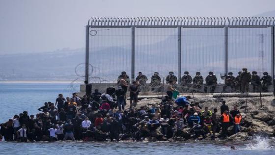 وزارة الداخلية الإسبانية: أكثر من 340 مهاجر تسللوا إلى سبتة في شهر ونصف