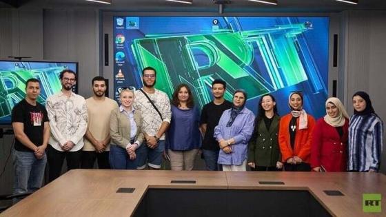 طلاب من المغرب يزورون مقر RT العربية في موسكو