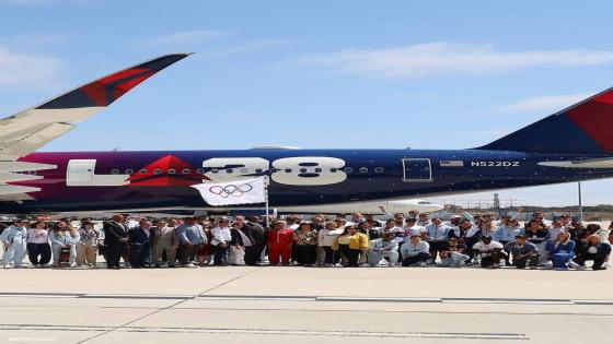 العلم الأولمبي يصل لوس أنجلوس التي تستضيف ألعاب 2028