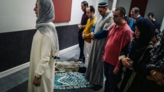 إمامة فرنسية من أصل جزائري تأم صلاة الجمعة الاخيرة بأحد مساجد باريس