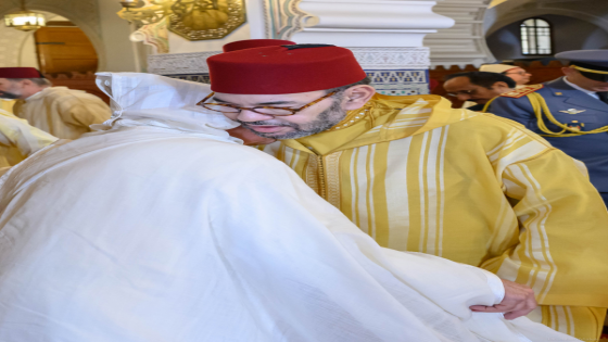 أمير المؤمنين يؤدي صلاة عيد الفطر بمسجد أهل فاس بالرباط ويتقبل التهاني بهذه المناسبة السعيدة