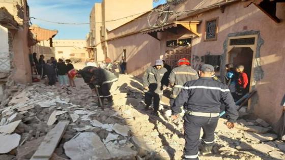 انهيار واجهة منزلين آيلين للسقوط يخلف إصابة شخصين