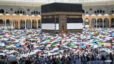 الحجاج المتعجلون يؤدون طواف الوداع إيذانا باختتام مناسكهم