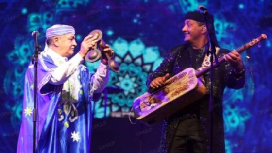 “مهرجان نجوم كناوة”.. رواد الفن الكناوي يلهبون حماس جمهور الدار البيضاء