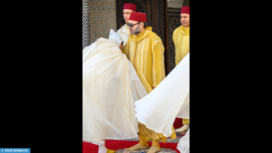 أمير المؤمنين يؤدي صلاة عيد الفطر بمسجد أهل فاس بالرباط ويتقبل التهاني بهذه المناسبة السعيدة