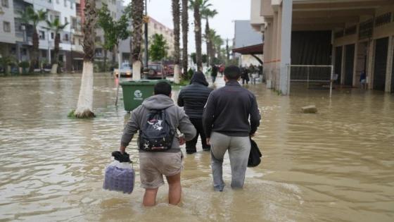 الفيضانات تتسبب في إغلاق المدارس بالعديد من الأقاليم