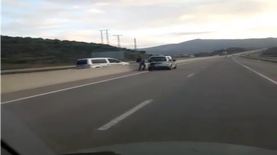 درك طنجة يوقف سيارة وسائقها بعد نزاع استعملت فيه مختلف الأسلحة