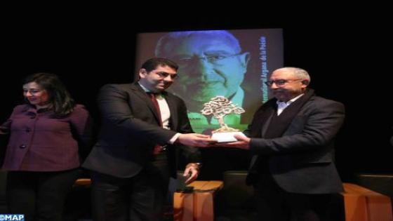 الشاعر محمد الأشعري يتسلم في احتفالية بالرباط جائزة الأركانة العالمية للشعر