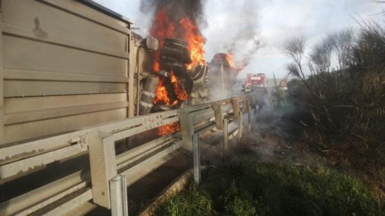النيران تلتهم شاحنة بالطريق السيار بين طنجة و أصيلة