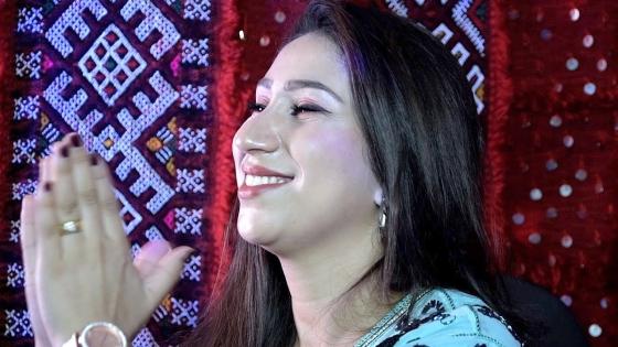 اختيارات جسر التواصل :الحنجرة الذهبية عائشة مايا تخترق بصوتها جبال الاطلس وتغني رائعتها (اناس ابابا)